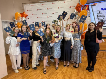 В конференц-зале «Амурстали» состоялось вручение дипломов студентам Комсомольского-на-Амуре судомеханического техникума, с которым завод реализует совместную программу подготовки кадров.