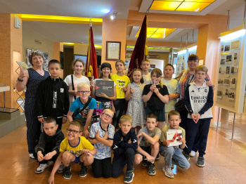 Ученики 1-4 классов школы №36, которые сейчас посещают пришкольный лагерь, побывали в музее трудовой славы «Амурстали».