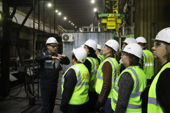 В конце учебного года завод «Амурсталь» пригласил на экскурсию преподавателей Комсомольского-на-Амуре судомеханического техникума и Губернаторского авиастроительного колледжа, с которыми сотрудничает в рамках программы подготовки кадров.